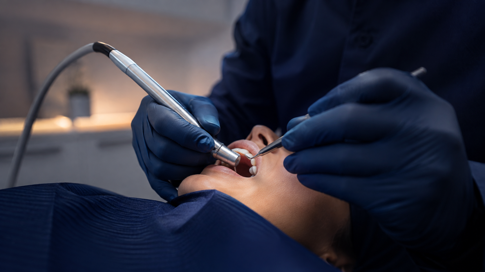 Especialista realizando procedimento de implante dentário na clínica Miranda e Kamal